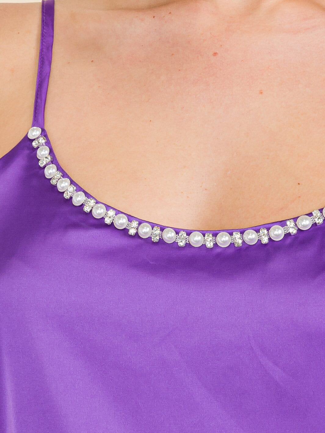 WOMEN'S SLEEVELESS PEARL TRIM DETAILED SATIN TANK TOP