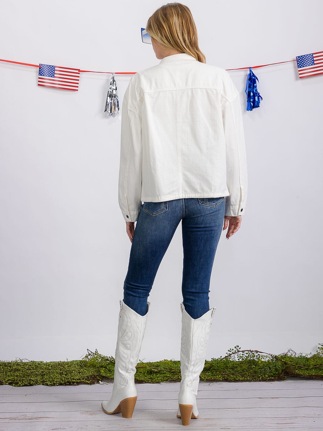 WOMEN'S LONG SLEEVE BUTTON CLOSURE FRONT POCKETS DENIM JACKET