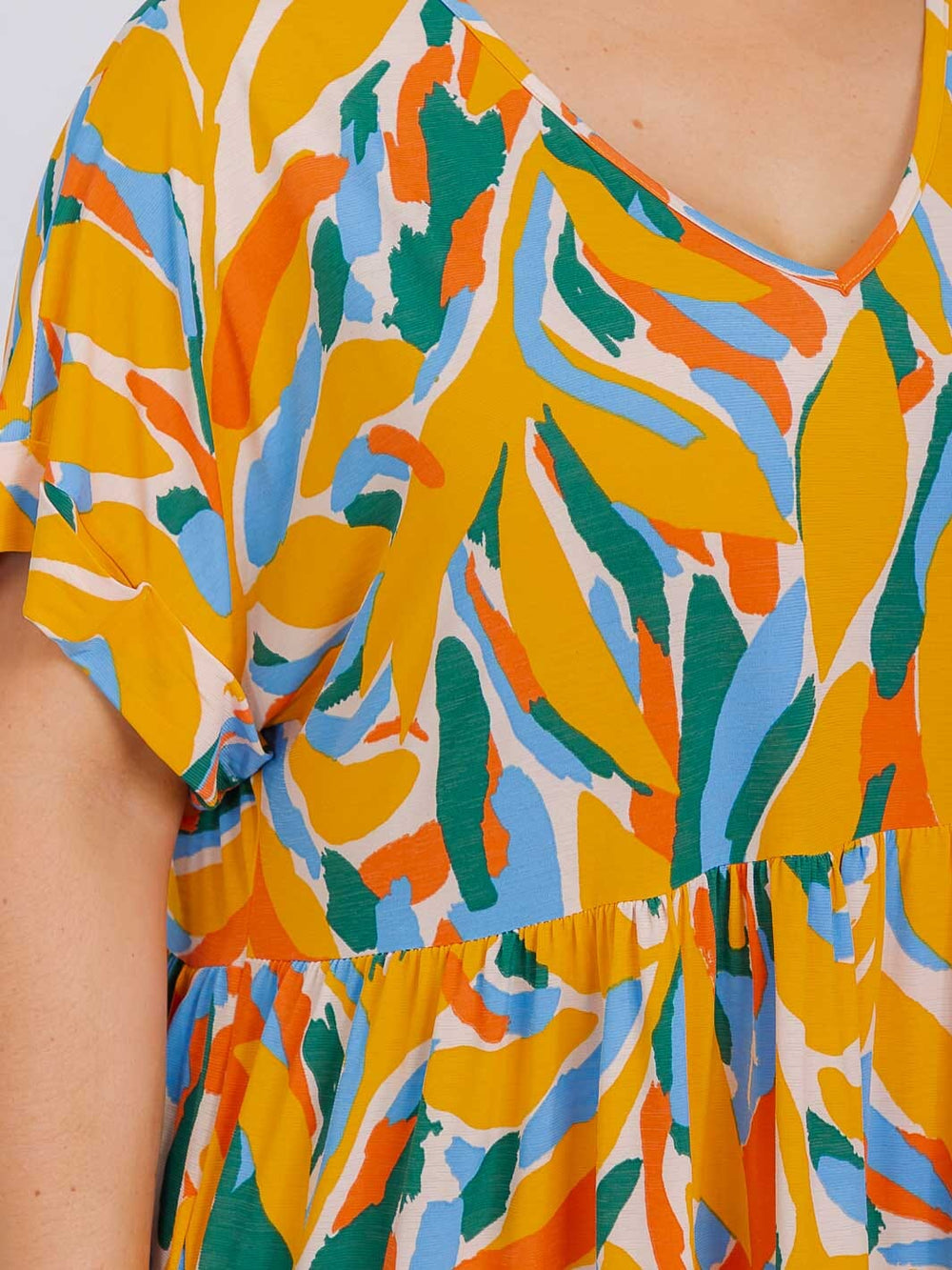 PLUS SIZE SHORT SLEEVE V-NECK MULTI PRINT FRONT POCKETS TUNIC MINI DRESS