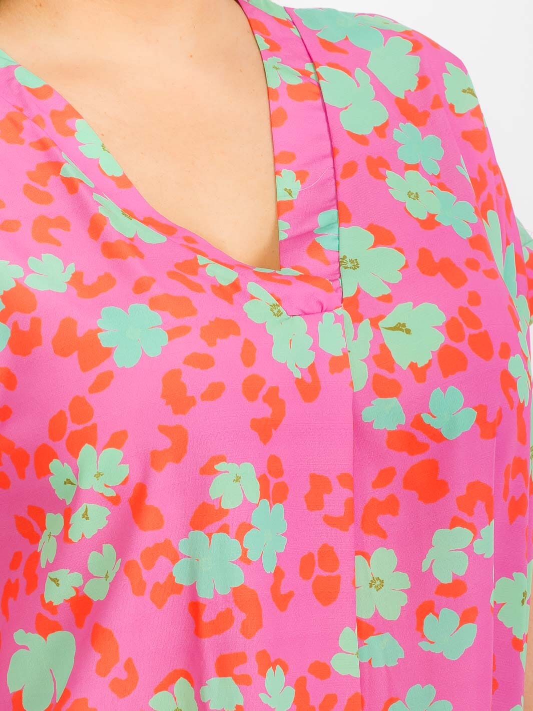 PLUS SIZE SHORT SLEEVE V-NECK FLORAL TUNIC BLOUSE