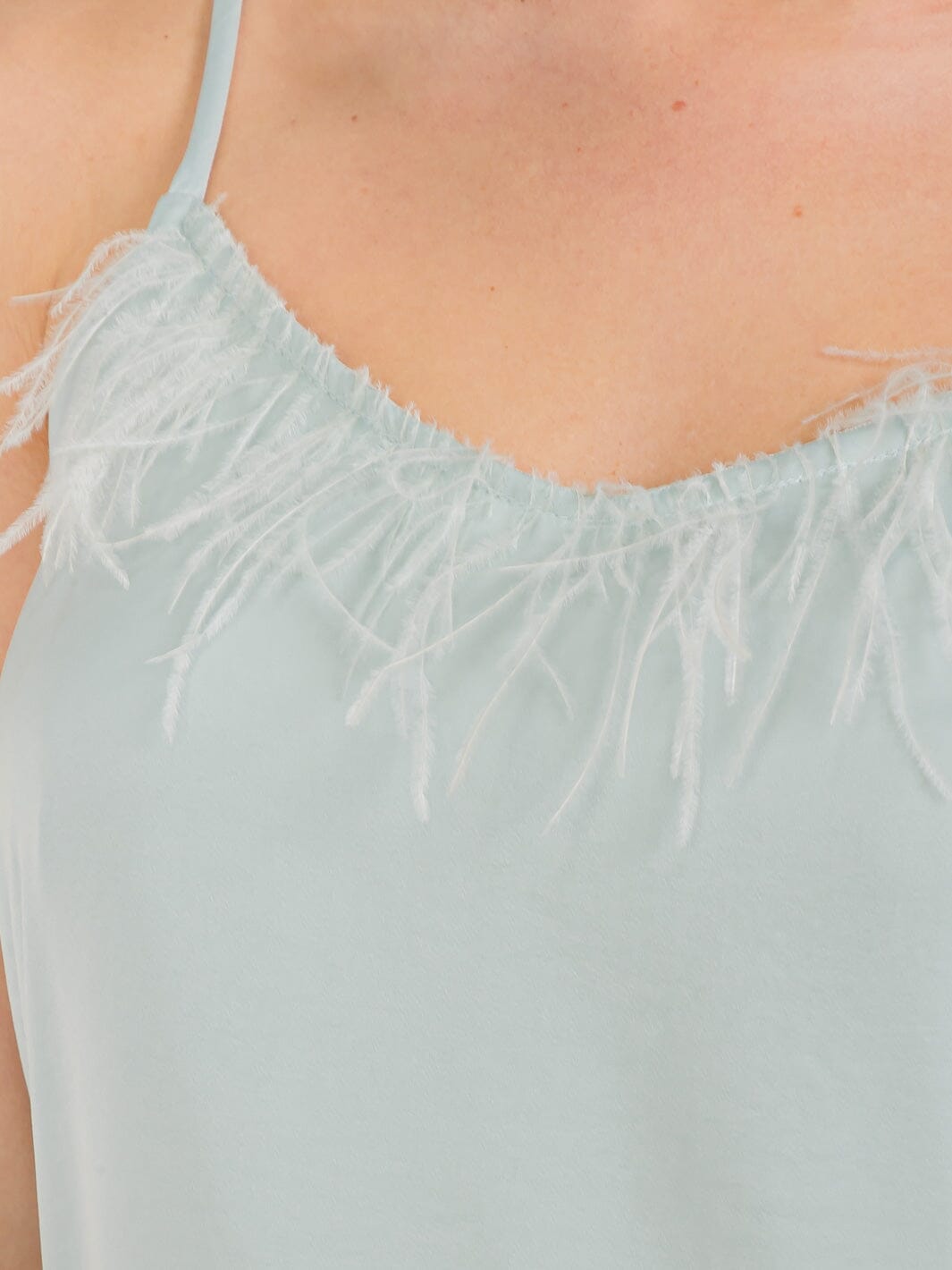 WOMEN'S SLEEVELESS V-NECK DETAILED OPEN BACK TANK TOP