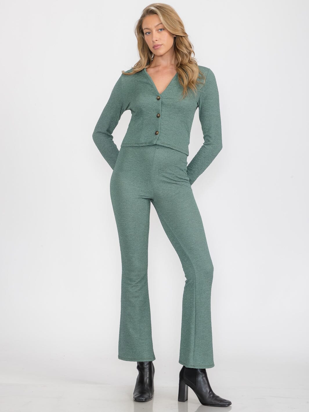 WOMEN'S LONG SLEEVE BUTTON UP TOP