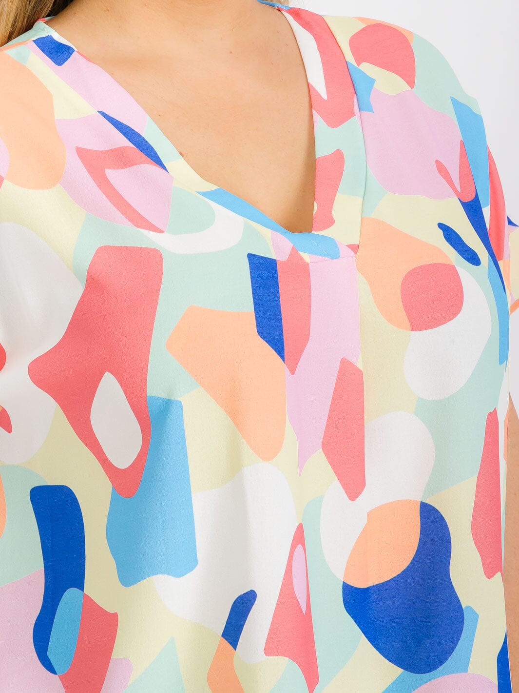 PLUS SIZE SHORT SLEEVE V-NECK MULTI PRINT TUNIC BLOUSE