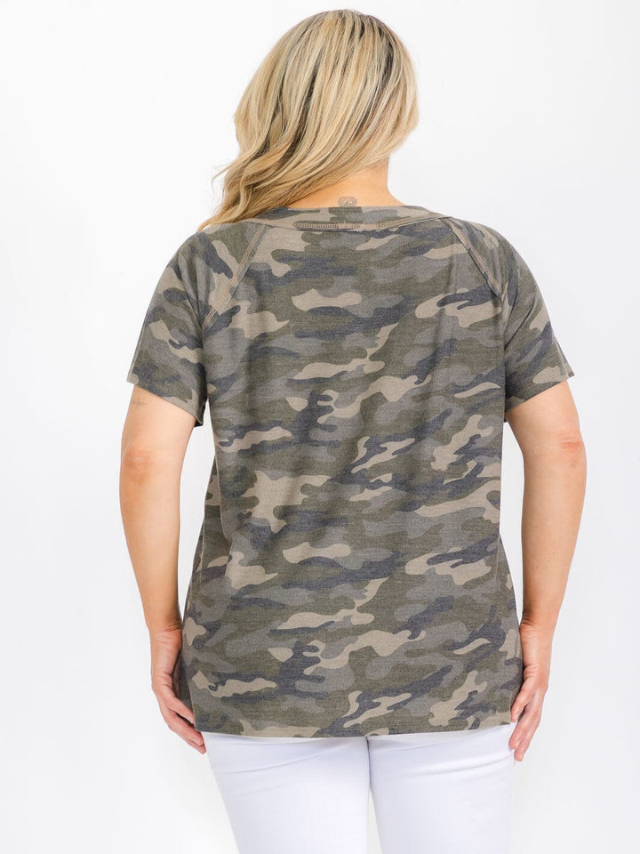 PLUS SIZE SHORT SLEEVE V-NECK CAMOFLAG POCKET TOP