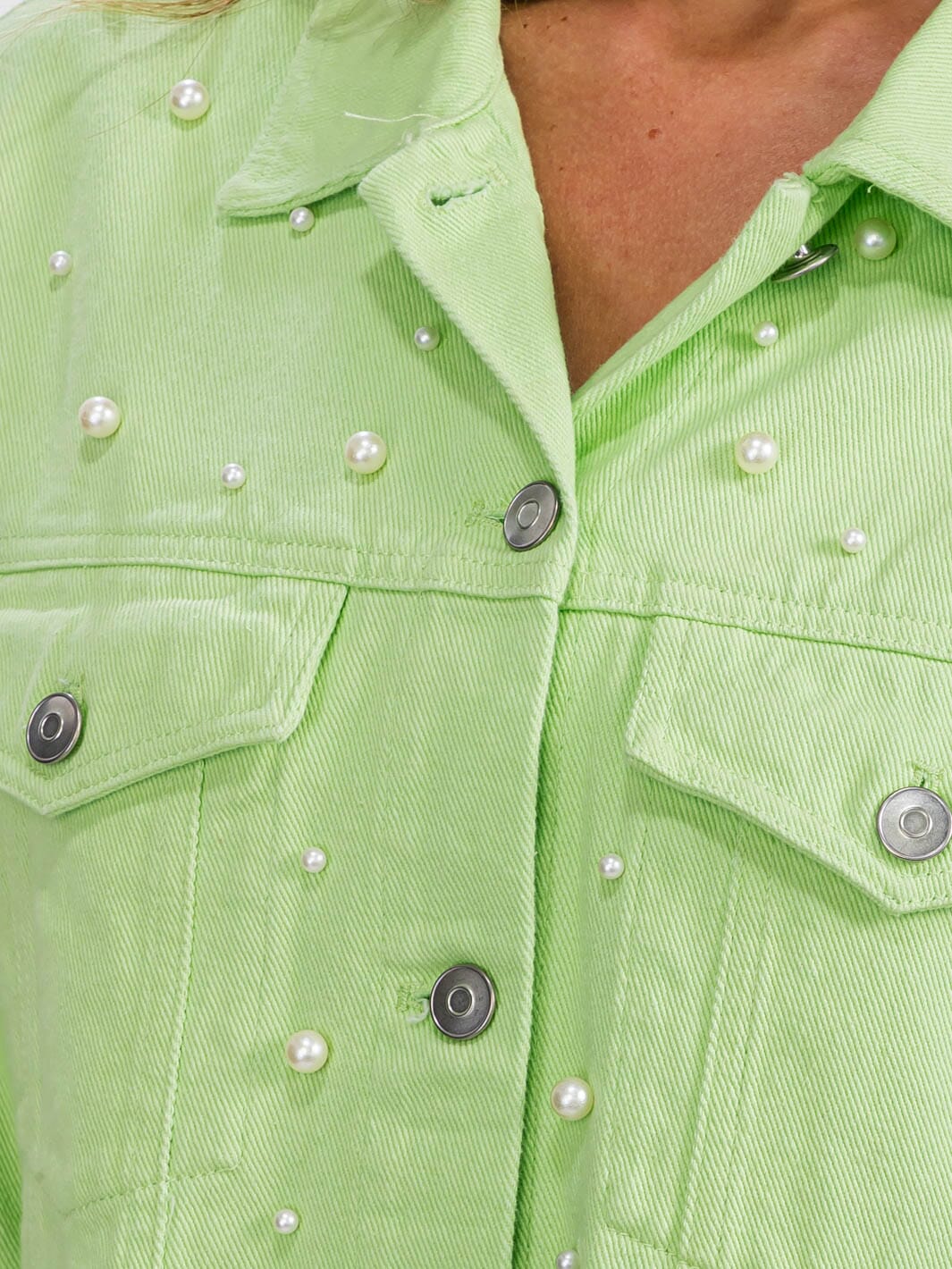 WOMEN'S LONG SLEEVE BUTTON CLOSURE PEARL DETAILED DENIM JACKET