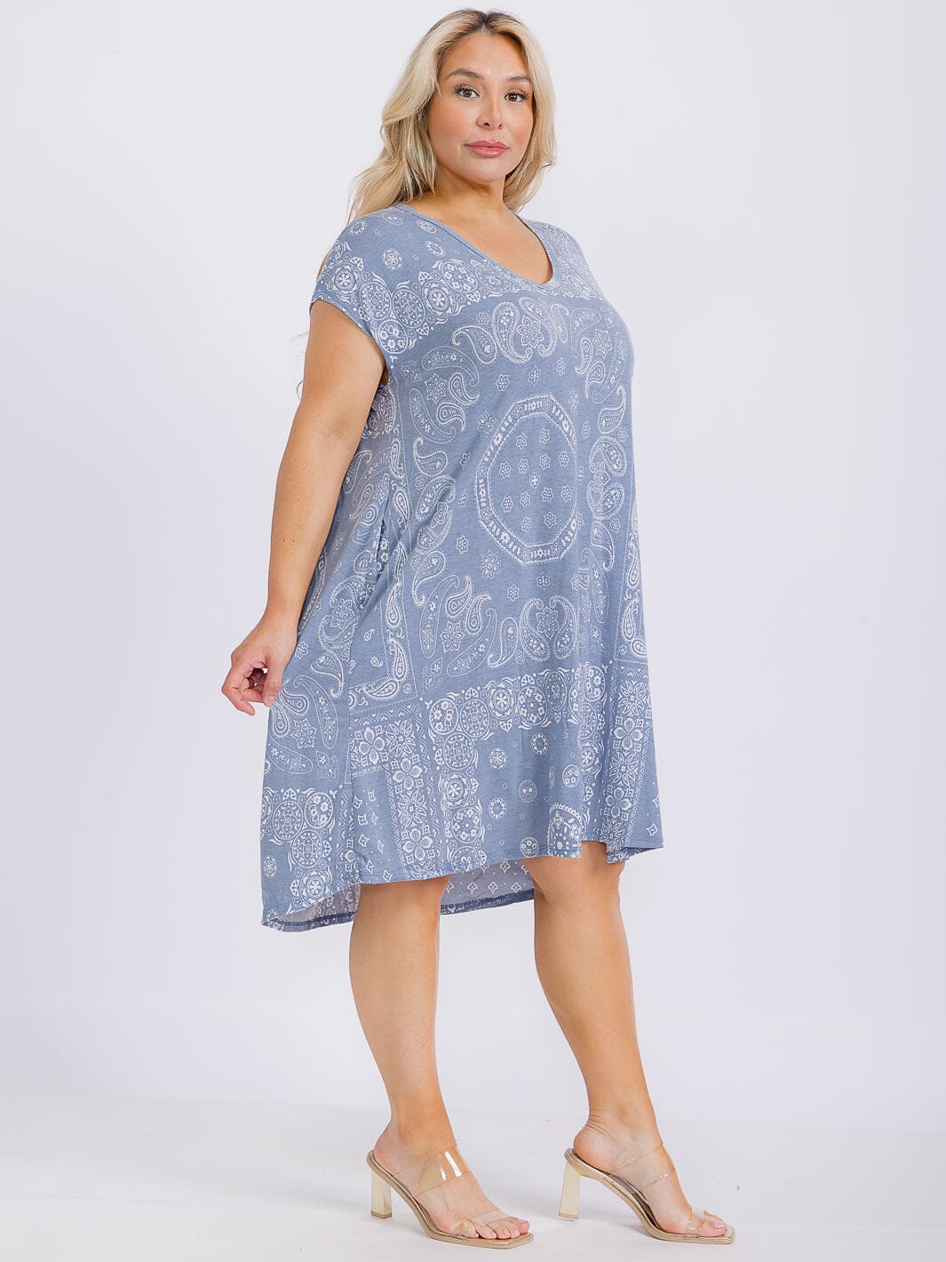 PLUS SIZE SHORT SLEEVE V-NECK FRONT POCKETS BANDANA PRINT TUNIC MINI DRESS
