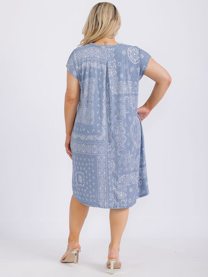PLUS SIZE SHORT SLEEVE V-NECK FRONT POCKETS BANDANA PRINT TUNIC MINI DRESS
