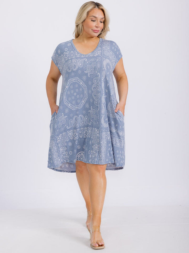 PLUS SIZE SHORT SLEEVE V-NECK FRONT POCKETS BANDANA PRINT TUNIC MINI DRESS
