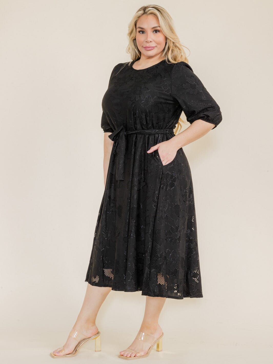 PLUS SIZE SHORT SLEEVE FLOWER EYELET DETAILED SELF TIE FRONT POCKETS MIDI DRESS