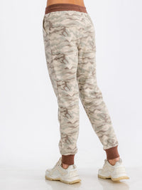 WOMEN'S ELASTIC WAIST FRONT POCKET CAMO PRINT FLEECE SWEATPANTS