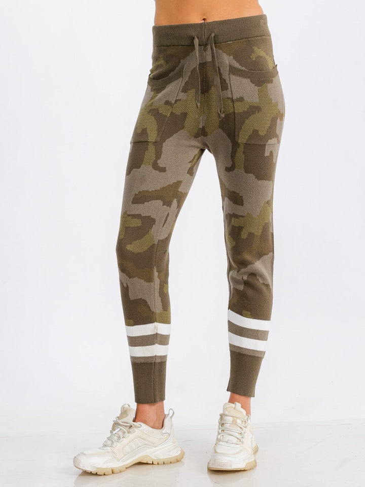WOMEN'S ELASTIC WAIST FRONT POCKET CAMO PRINT SWEATPANTS