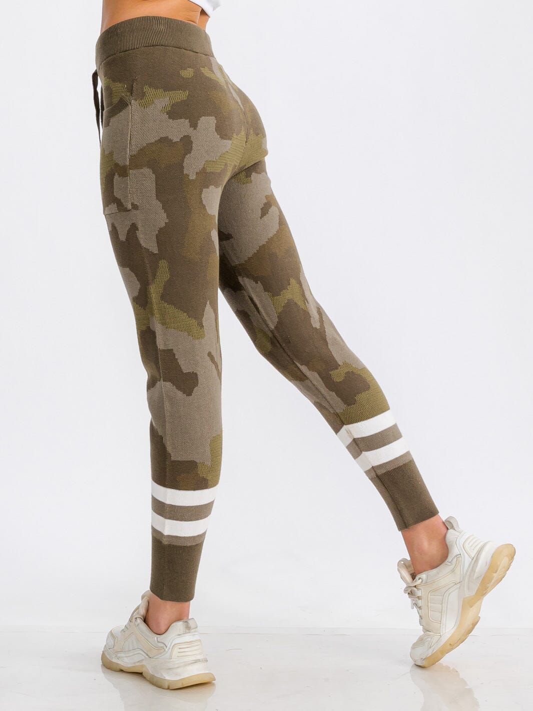 WOMEN'S ELASTIC WAIST FRONT POCKET CAMO PRINT SWEATPANTS