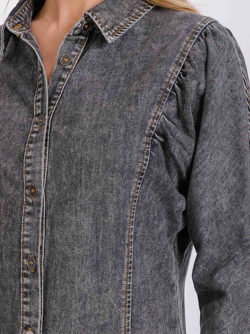 WOMEN'S LONG SLEEVE BUTTON CLOSURE WASHED DENIM BLOUSE