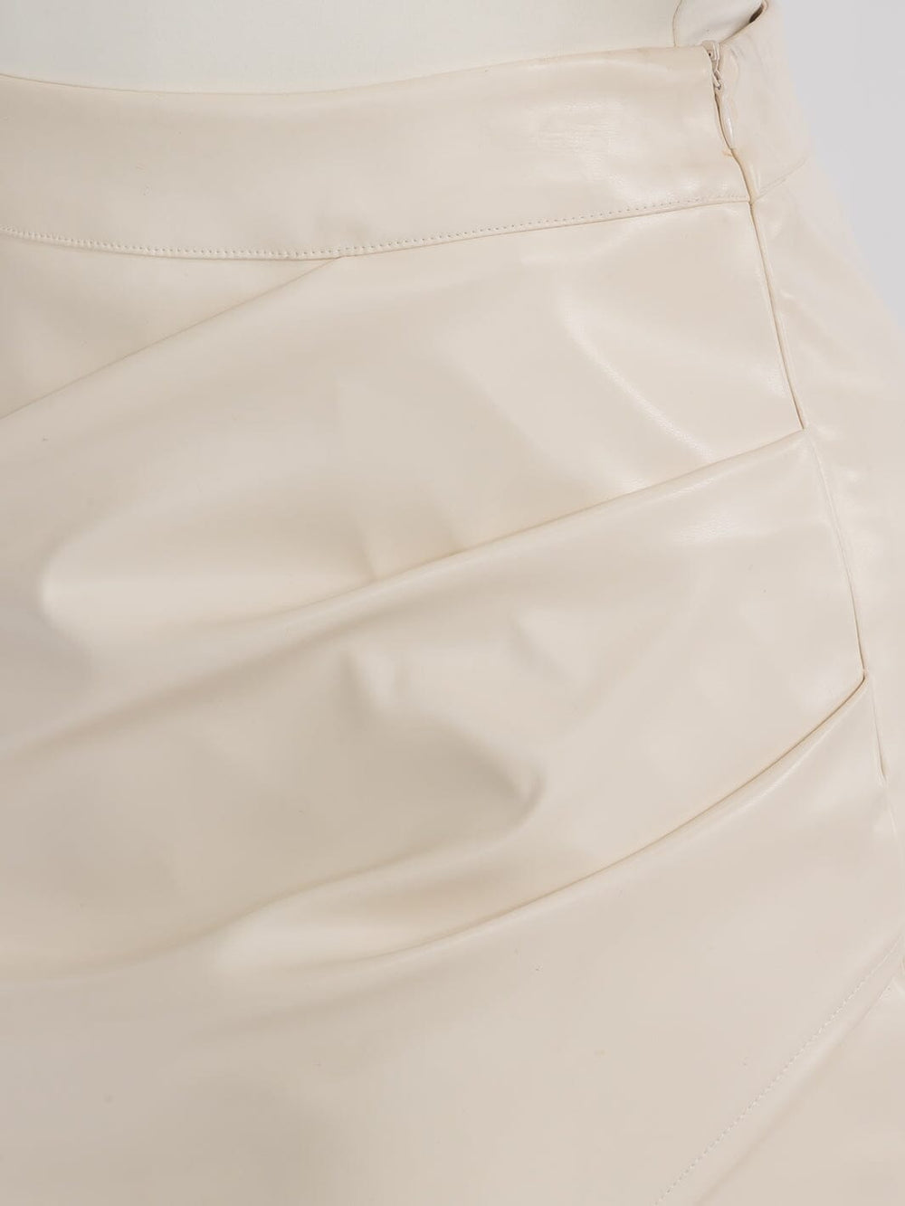 WOMEN'S ZIP UP RUCHED DETAILED PU PLEATHER MIDI SKIRT