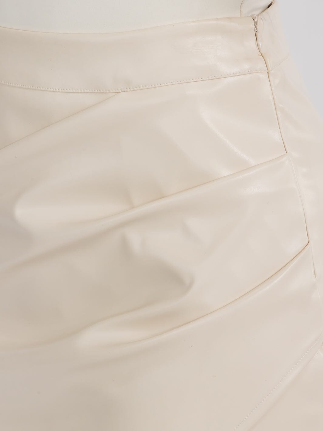 WOMEN'S ZIP UP RUCHED DETAILED PU PLEATHER MIDI SKIRT