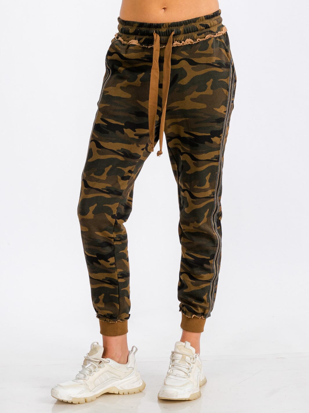 WOMEN'S ELASTIC WAIST FRONT POCKET CAMO PRINT JOGGER SWEATPANTS
