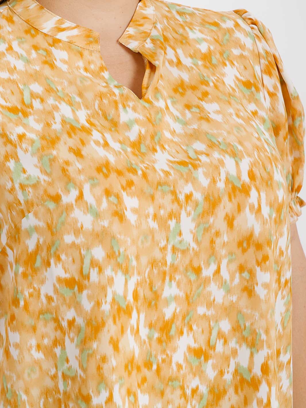 PLUS SIZE SHORT SLEEVES V-NECK FLORAL PRINT BLOUSE