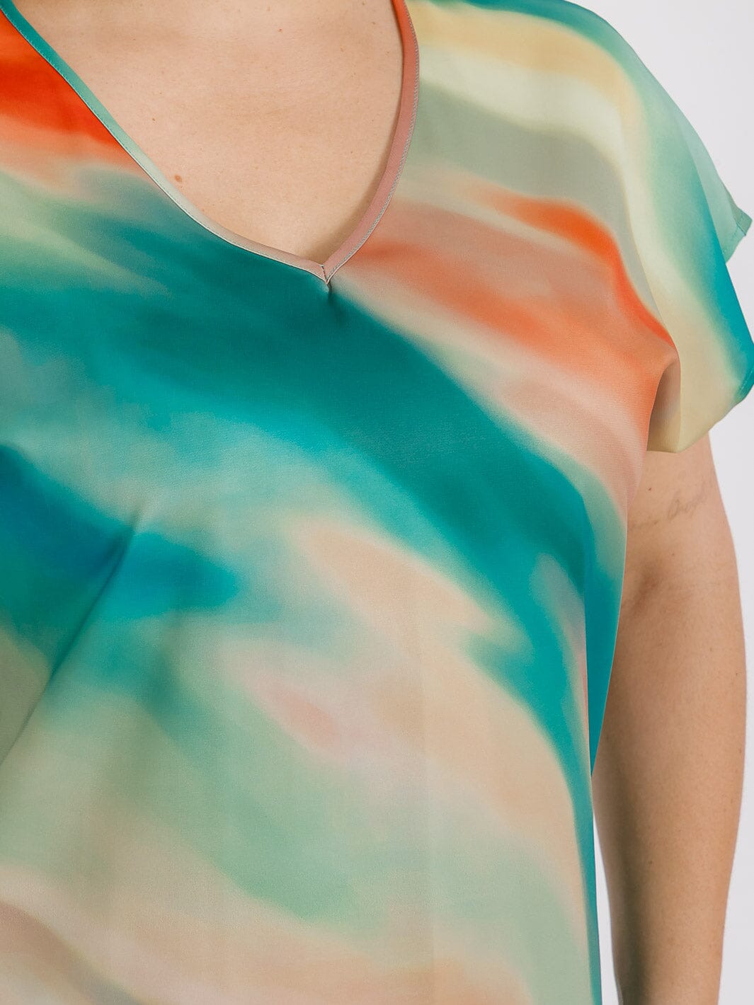 PLUS SIZE SHORT SLEEVES V-NECK TIE DYE PRINT BLOUSE