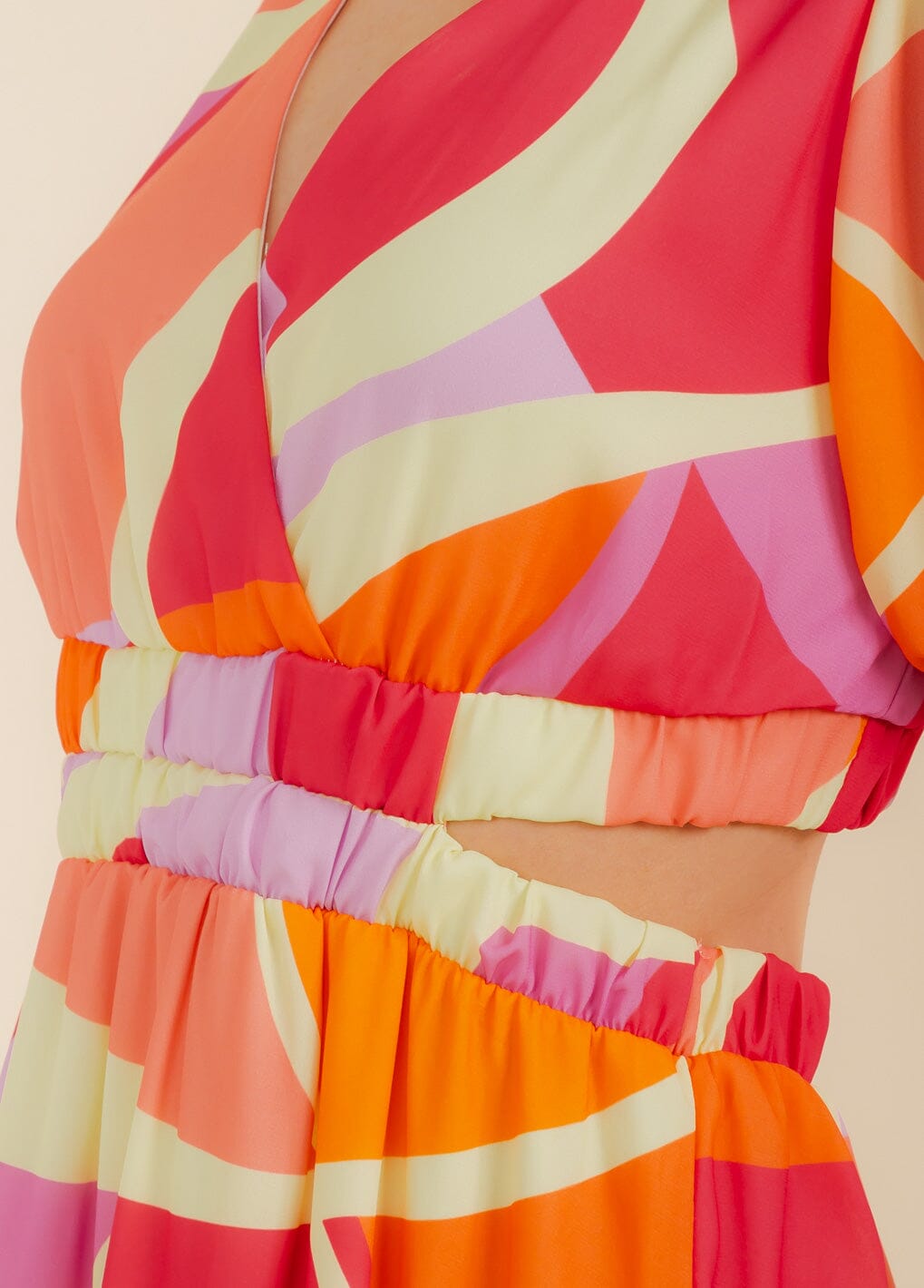 WOMEN'S SHORT SLEEVE SURPLICE CUT OUT COLORBLOCK MINI DRESS