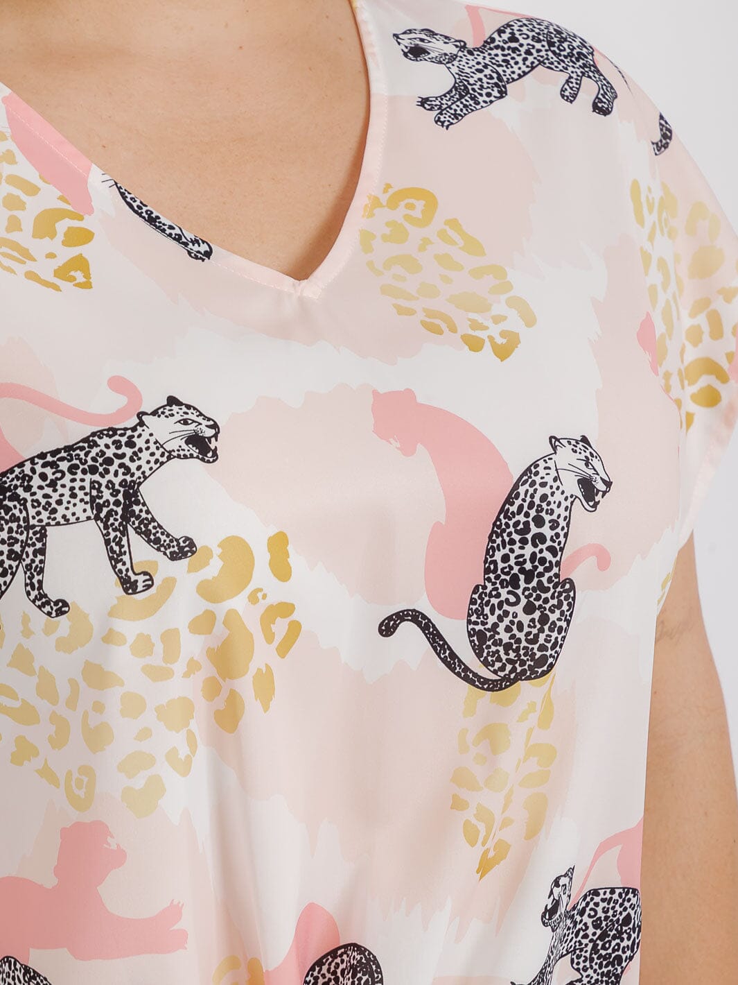 PLUS SIZE SHORT SLEEVES V-NECK FRONT TWIST MULTI PRINT BLOUSE