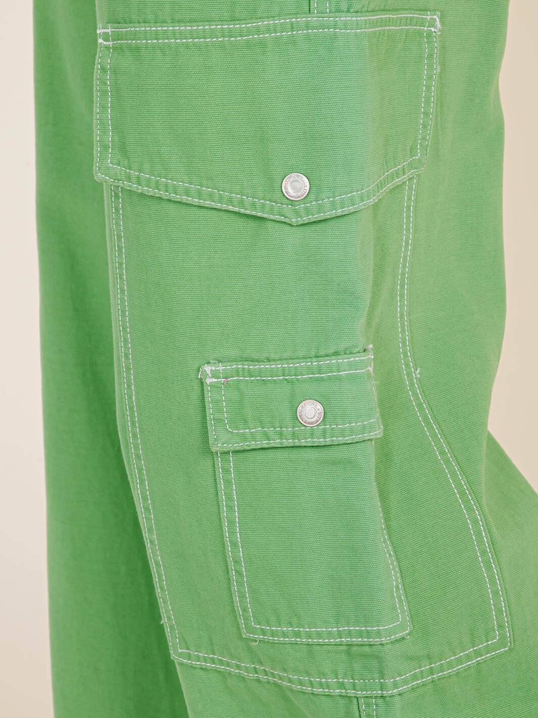 WOMEN'S BUTTON CLOSURE CARGO POCKETS WIDE LEG DENIM PANTS