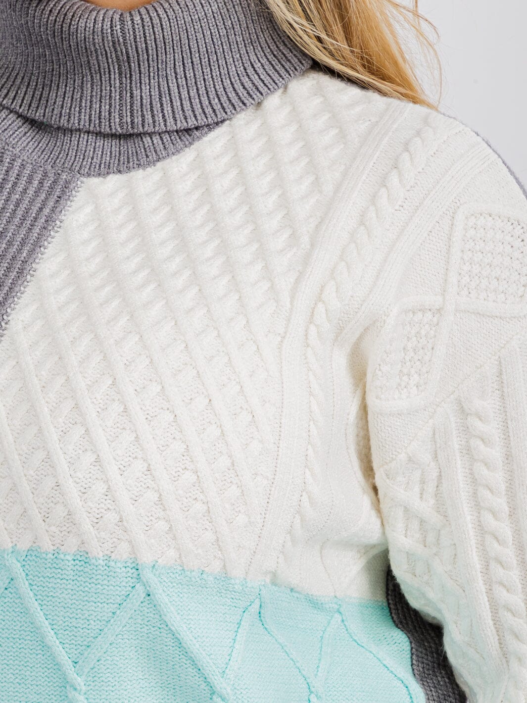 PLUS SIZE LONG SLEEVE TURTLE NECK DETAILED COLORBLOCK PULLOVER SWEATER