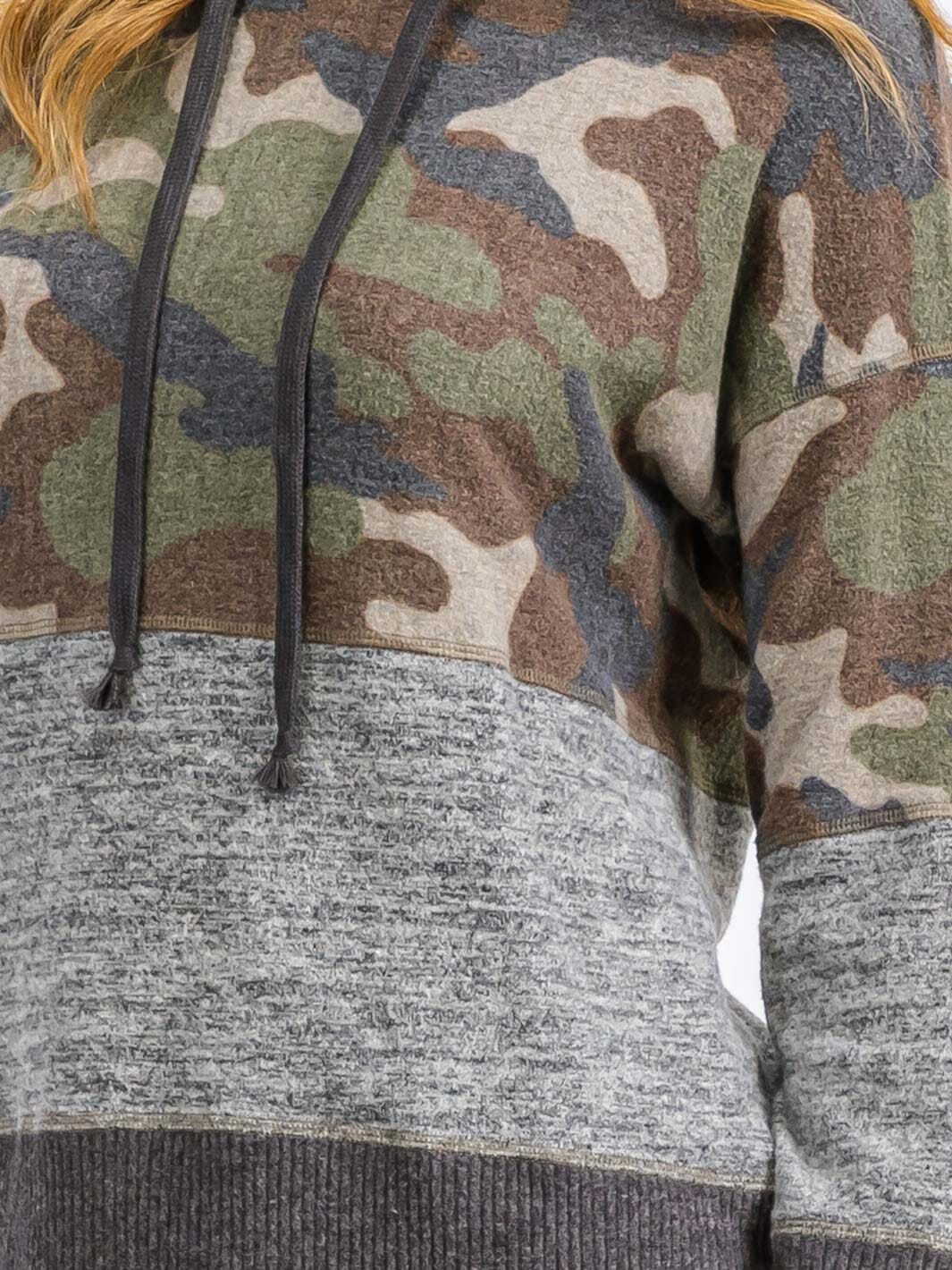 WOMEN'S LONG SLEEVE HOODED CAMO COLORBLOCK PULLOVER SWEATER