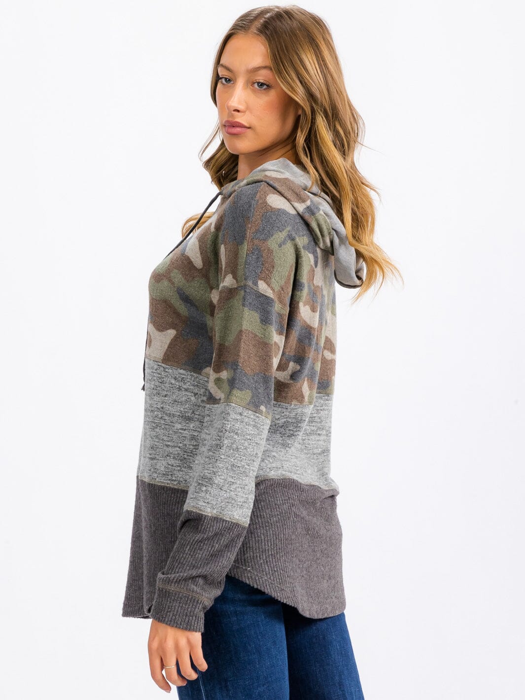 WOMEN'S LONG SLEEVE HOODED CAMO COLORBLOCK PULLOVER SWEATER