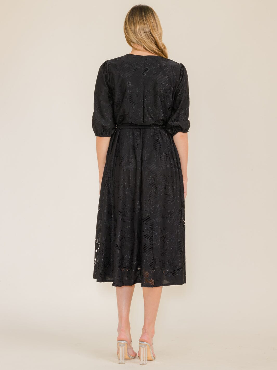 WOMEN'S SHORT SLEEVE FLOWER EYELET DETAILED SELF TIE FRONT POCKETS MIDI DRESS