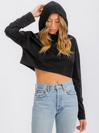 WOMEN'S LONG SLEEVE STUDS DETAILED HOODED PULLOVER CROP TOP