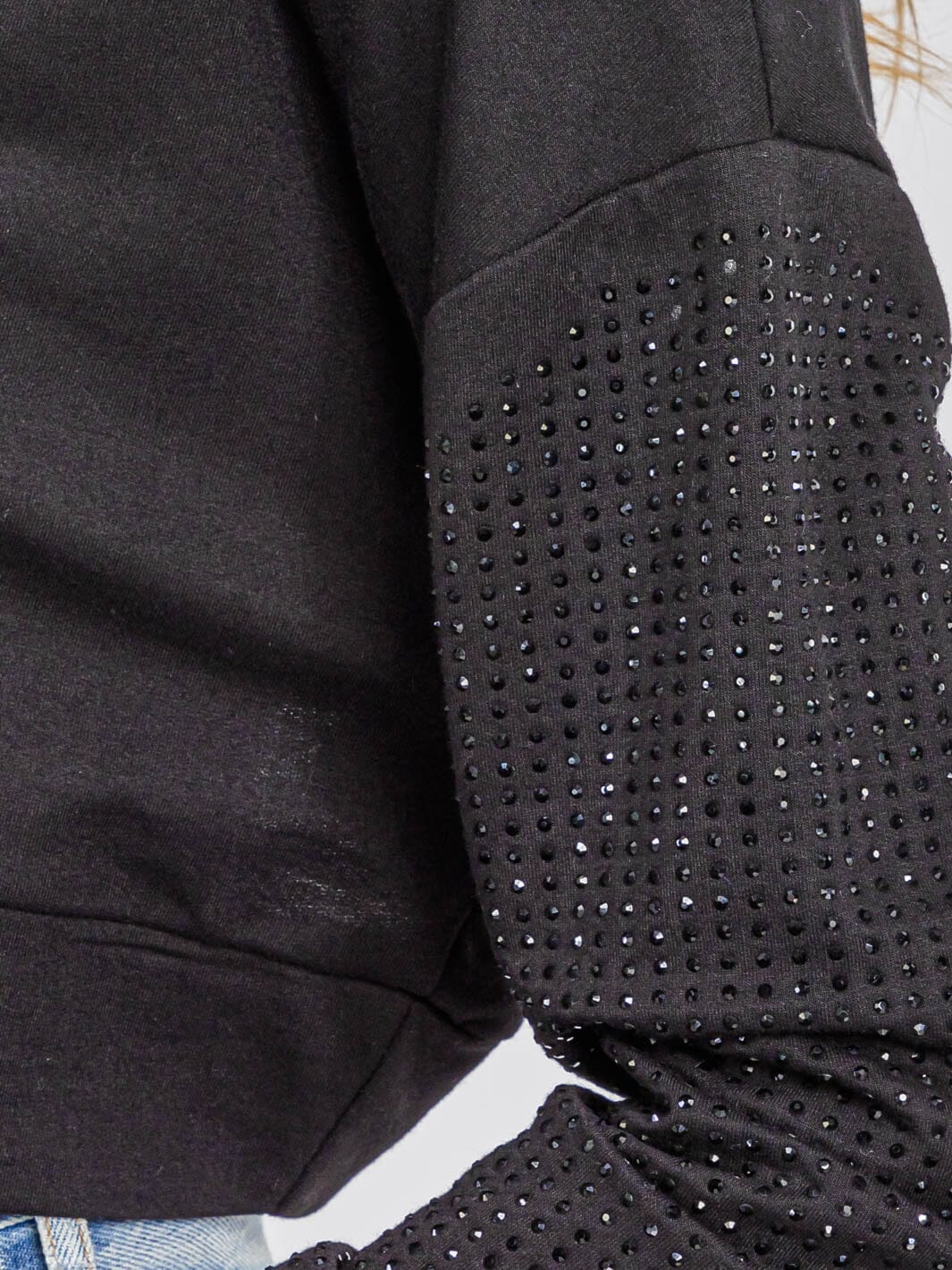 WOMEN'S LONG SLEEVE STUDS DETAILED HOODED PULLOVER CROP TOP