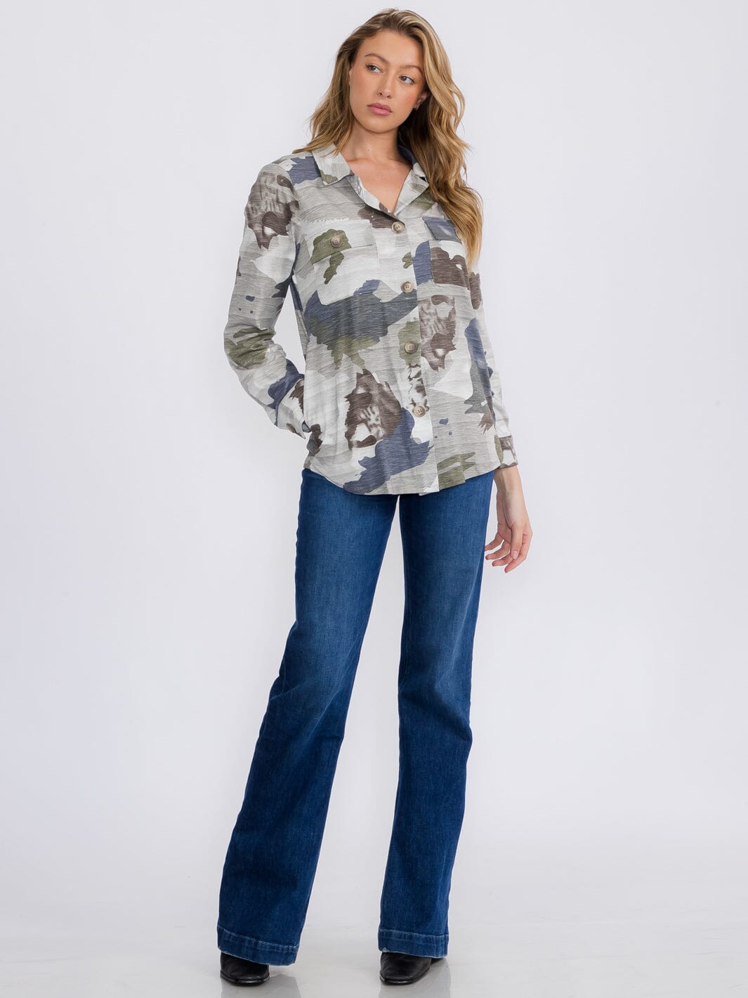 WOMEN'S LONG SLEEVE BUTTON CLOSURE POCKETS CAMO PRINT TOP