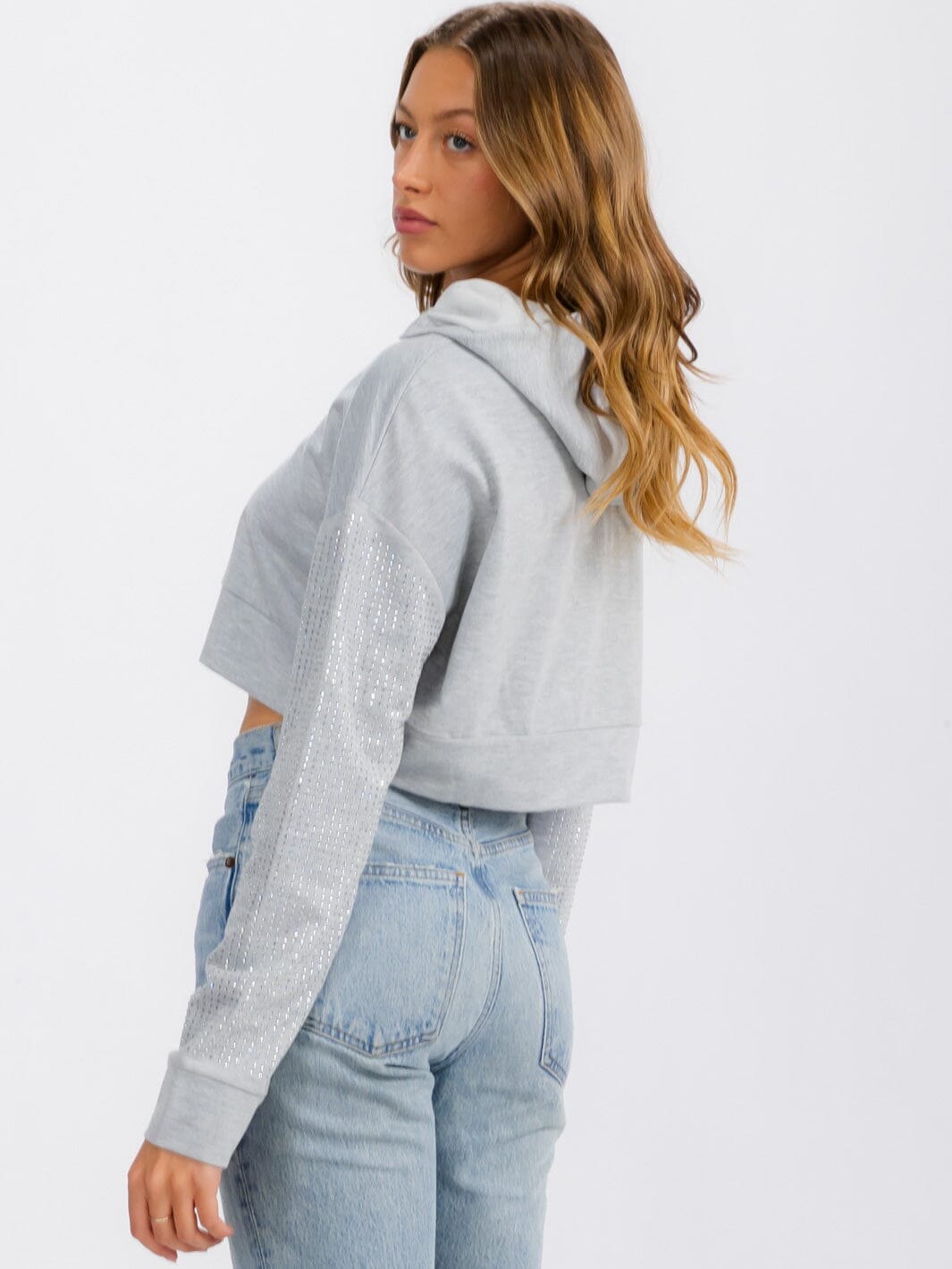 WOMEN'S LONG SLEEVE STUDS DETAILED HOODED PULLOVER CROP TOP