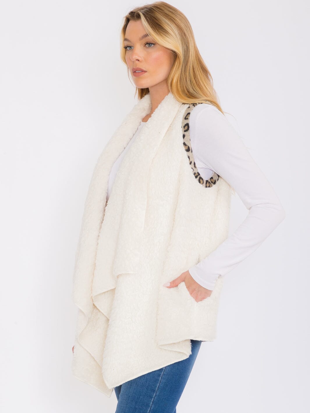 WOMEN'S SLEEVELESS OPEN FRONT POCKETS ANIMAL PRINT SHERPA VEST