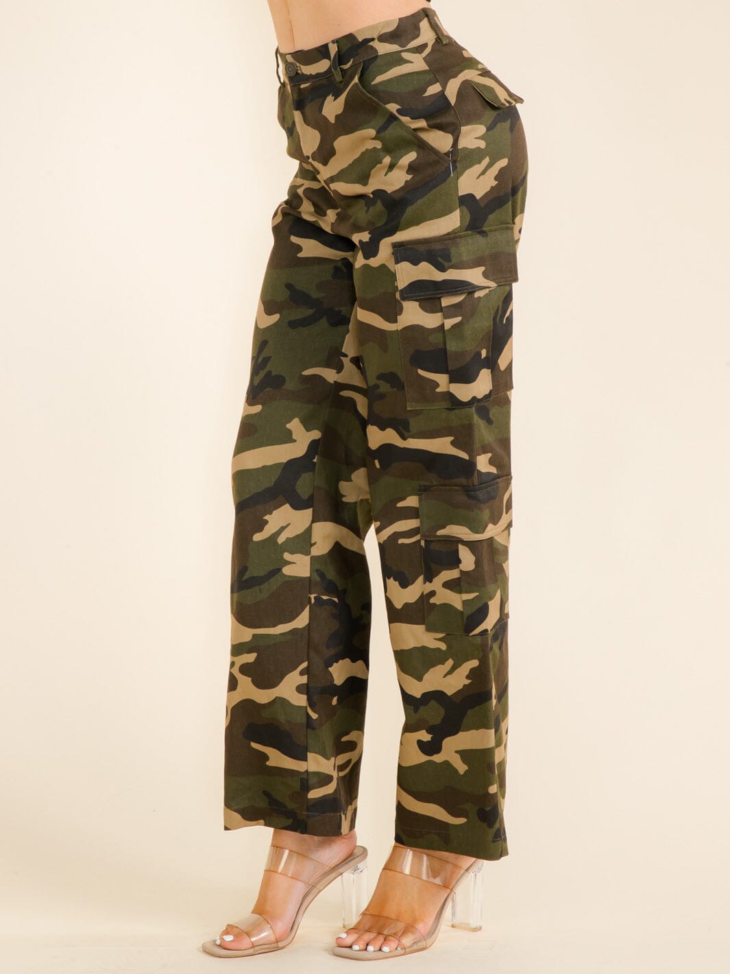 WOMEN'S BUTTON CLOSURE CARGO POCKETS WIDE LEG DENIM CAMO PRINT PANTS