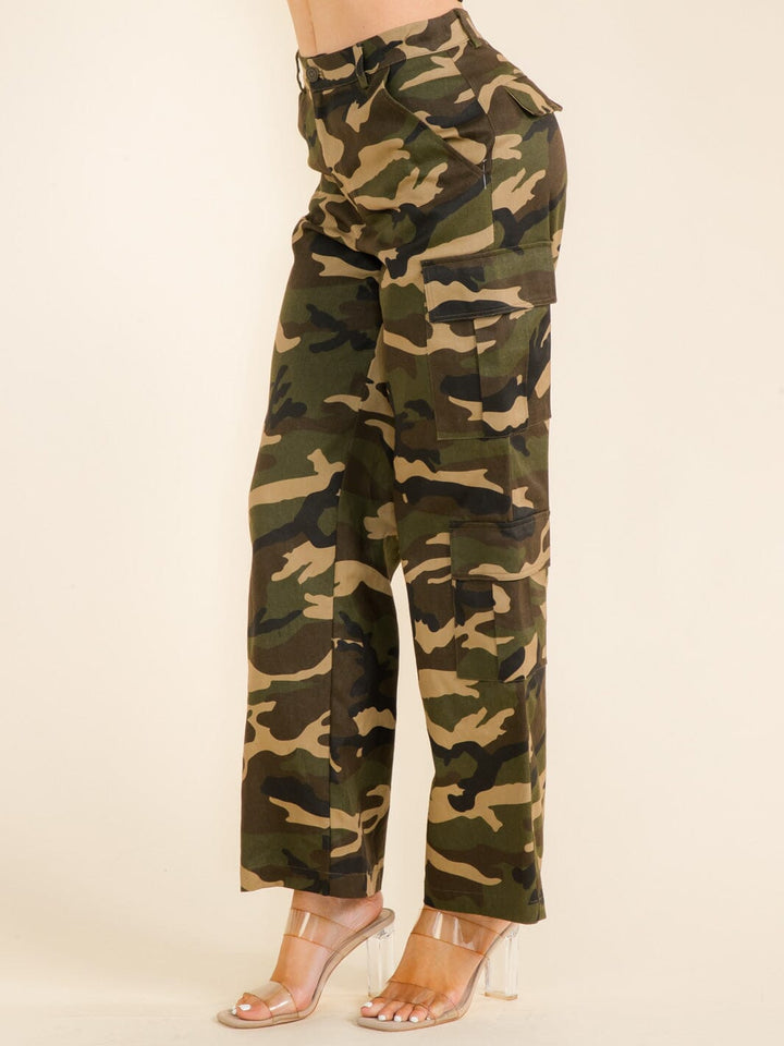 WOMEN'S BUTTON CLOSURE CARGO POCKETS WIDE LEG DENIM CAMO PRINT PANTS