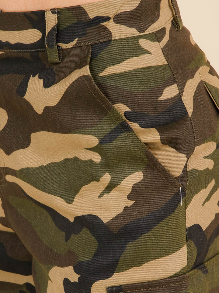 WOMEN'S BUTTON CLOSURE CARGO POCKETS WIDE LEG DENIM CAMO PRINT PANTS