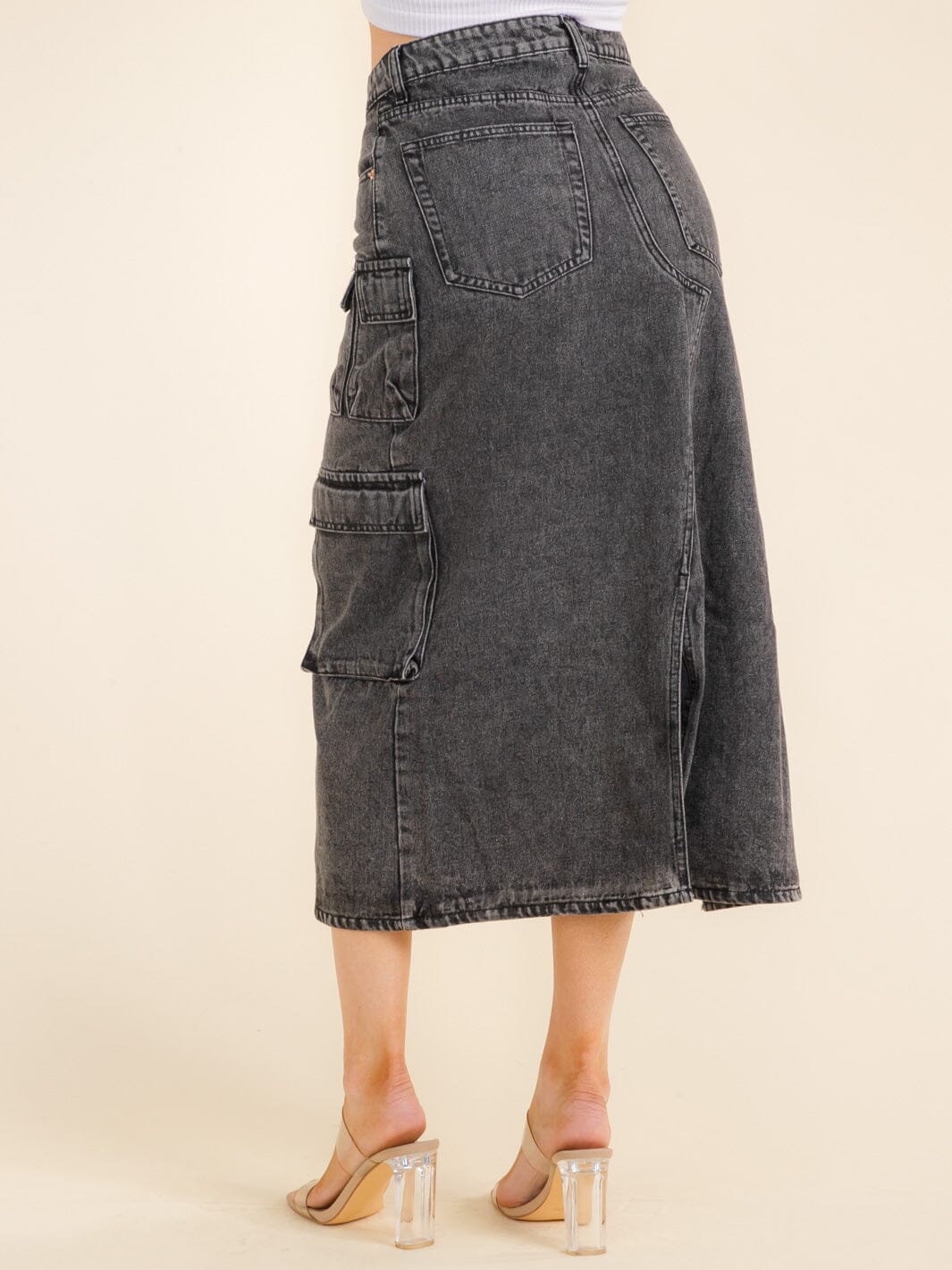 WOMEN'S BUTTON CLOSURE SIDE SLIT CARGO POCKETS DENIM WASHED MIDI SKIRT
