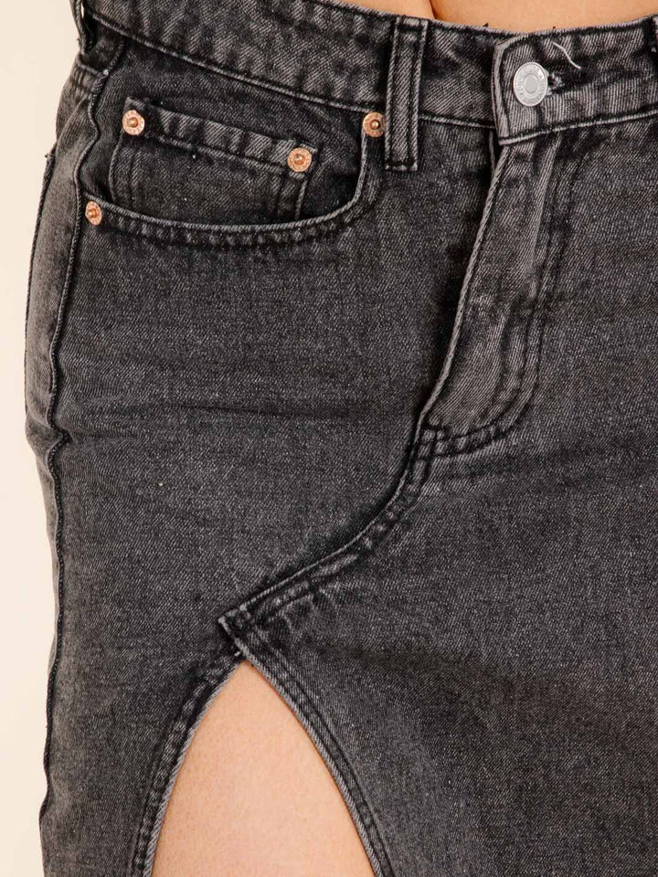 WOMEN'S BUTTON CLOSURE SIDE SLIT CARGO POCKETS DENIM WASHED MIDI SKIRT