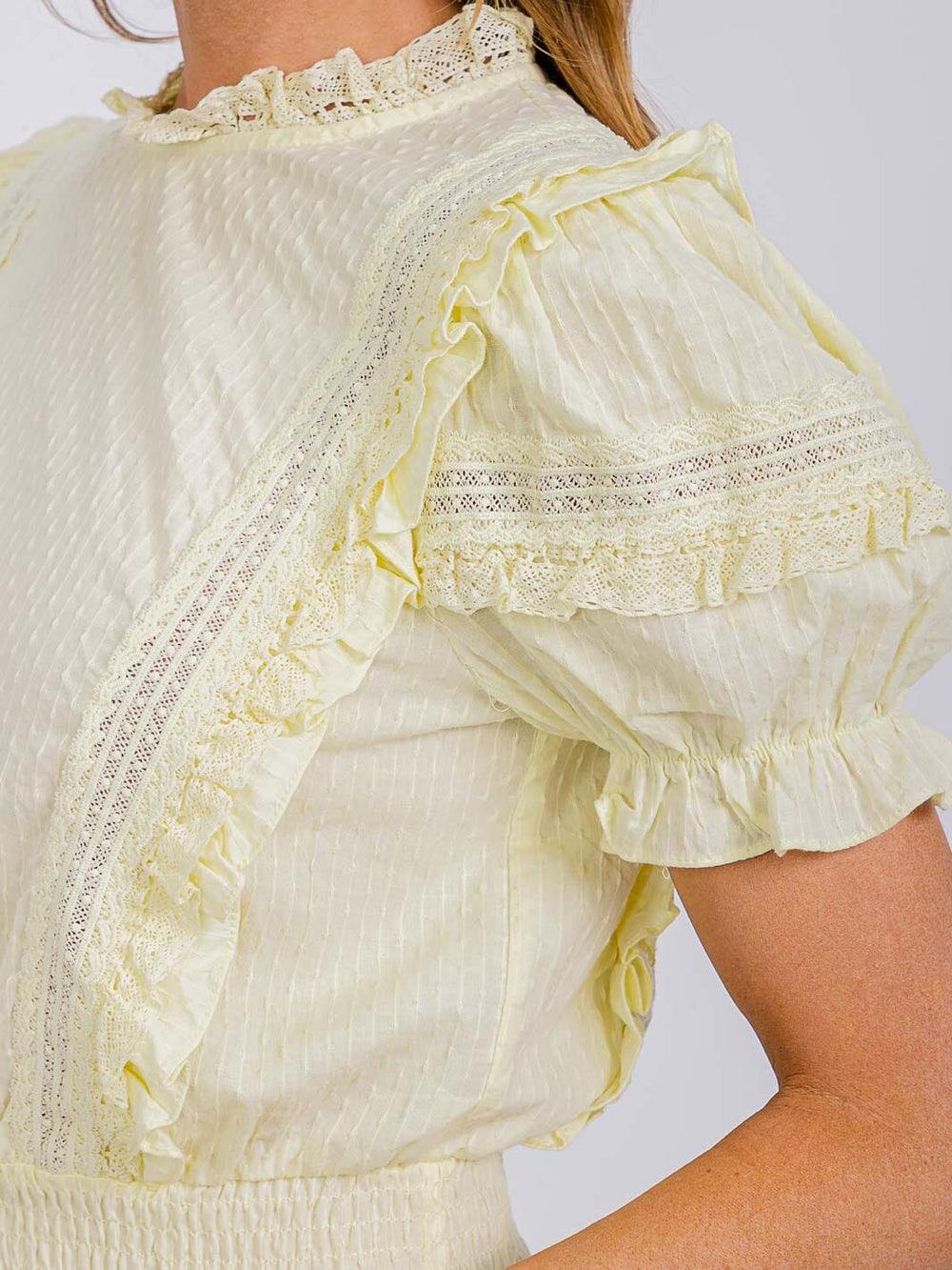 WOMEN'S SHORT PUFF SLEEVE RUFFLE SMOCK WAIST TOP