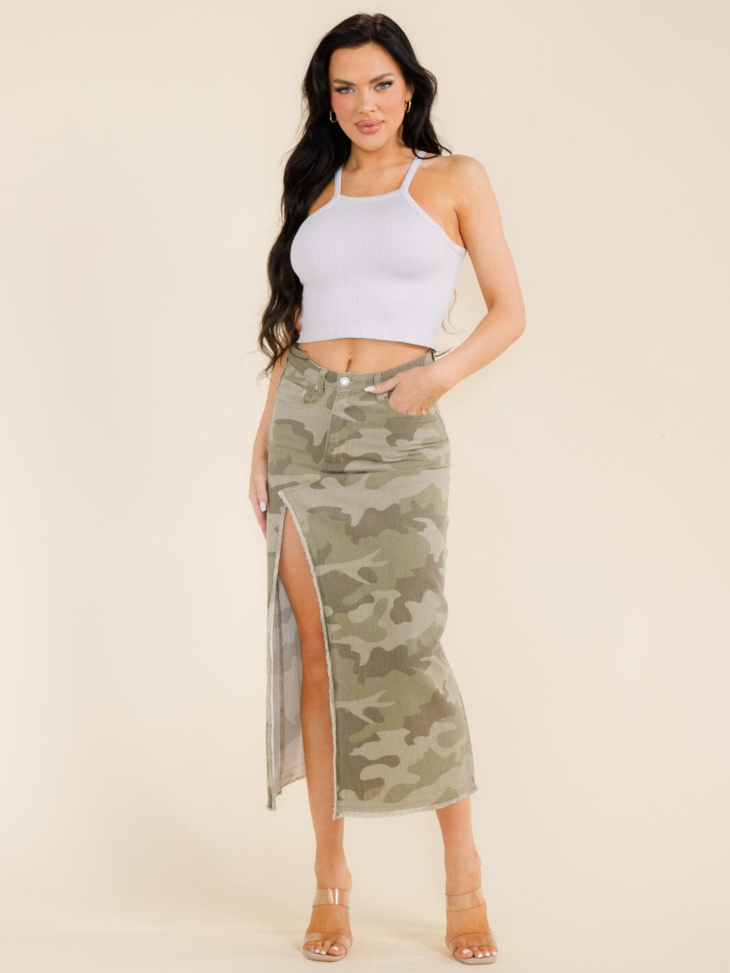 WOMEN'S BUTTON CLOSURE SIDE SLIT POCKETS CAMO PRINT MIDI SKIRT