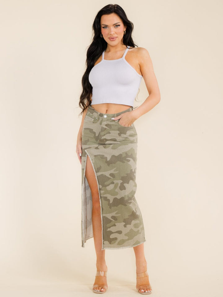 WOMEN'S BUTTON CLOSURE SIDE SLIT POCKETS CAMO PRINT MIDI SKIRT