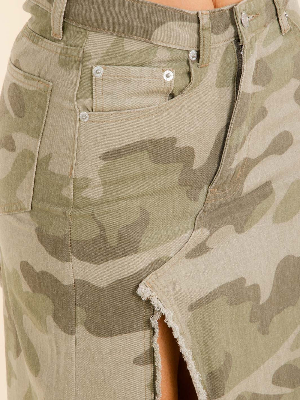 WOMEN'S BUTTON CLOSURE SIDE SLIT POCKETS CAMO PRINT MIDI SKIRT