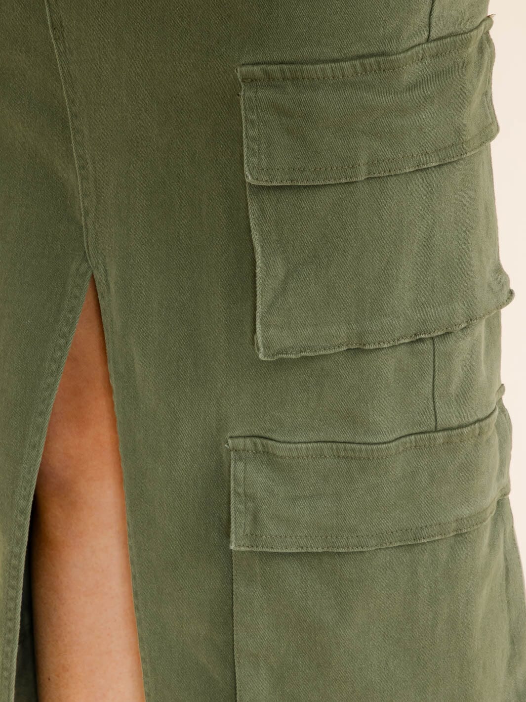 WOMEN'S BUTTON CLOSURE FRONT SLIT CARGO POCKETS DENIM MIDI SKIRT