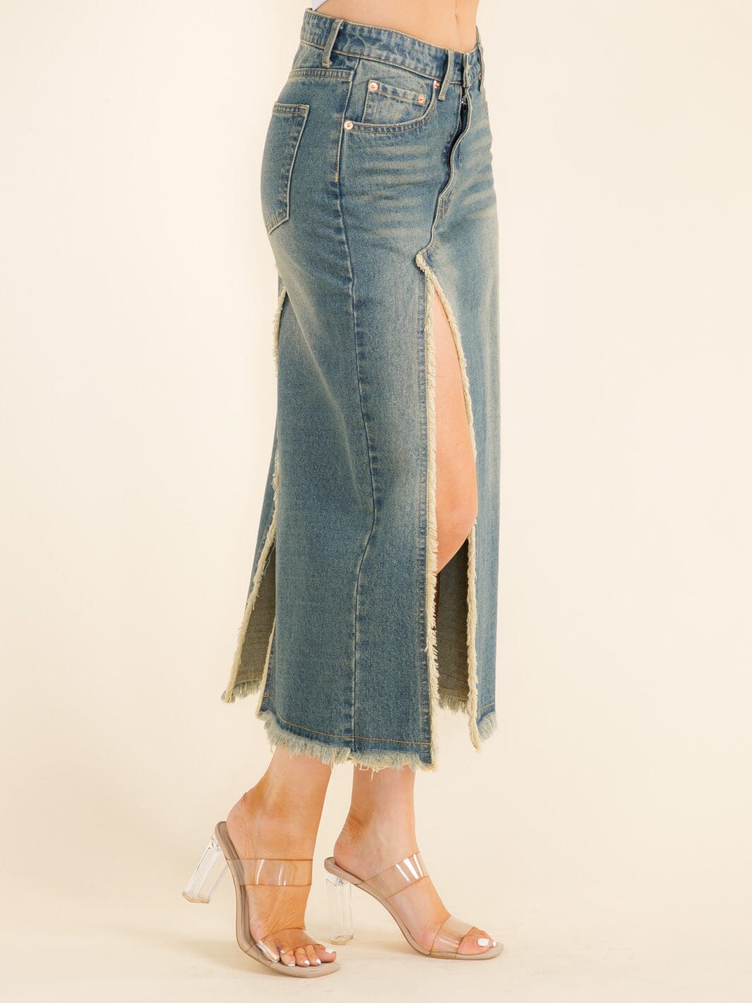 WOMEN'S BUTTON CLOSURE SIDE SLIT POCKETS DENIM WASHED MIDI SKIRT