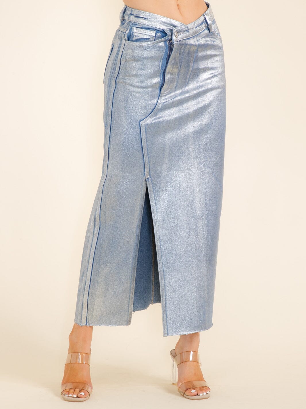 WOMEN'S BUTTON CLOSURE SURPLICE POCKETS SHIMMER DENIM MAXI SKIRT