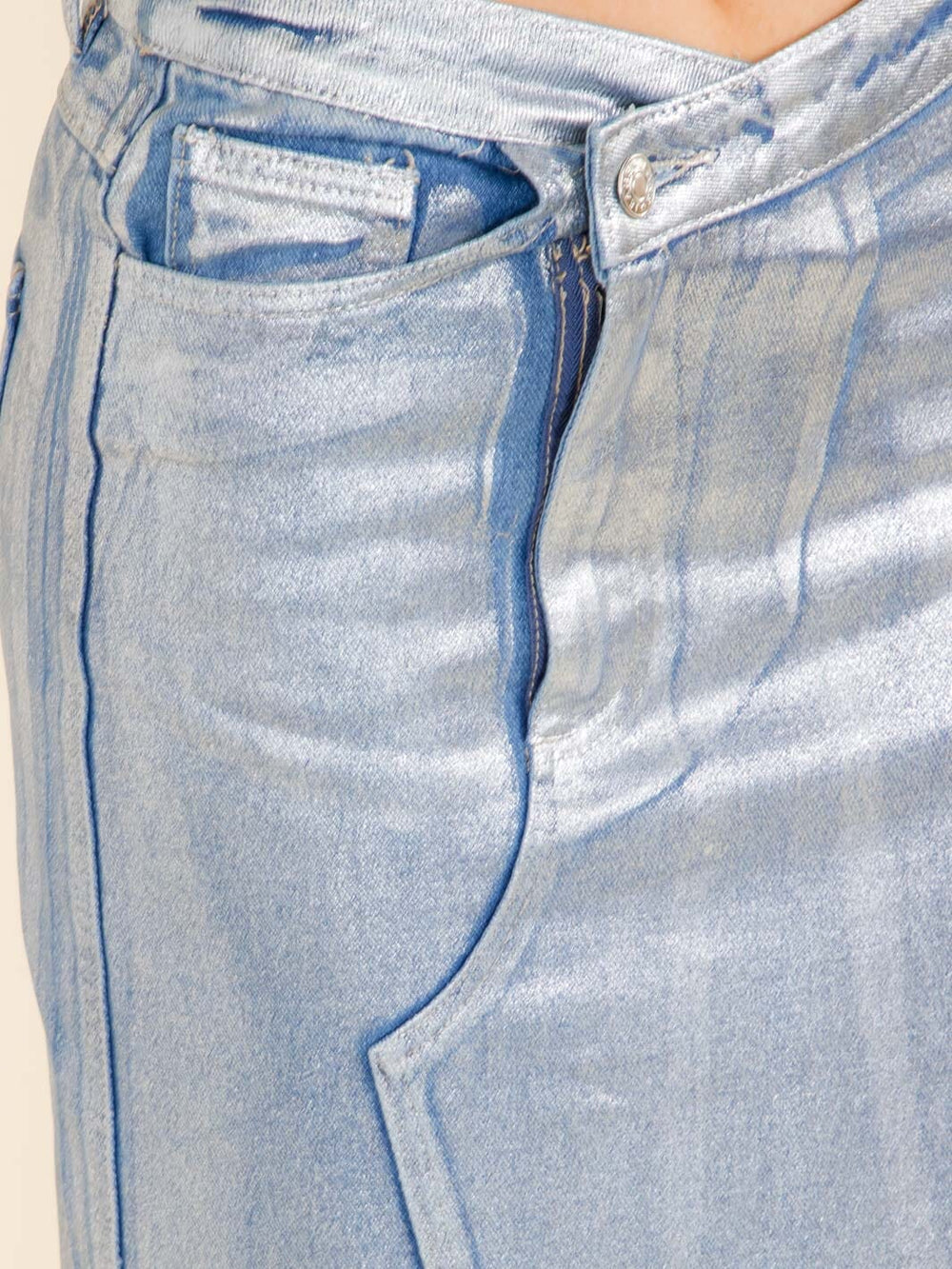 WOMEN'S BUTTON CLOSURE SURPLICE POCKETS SHIMMER DENIM MAXI SKIRT