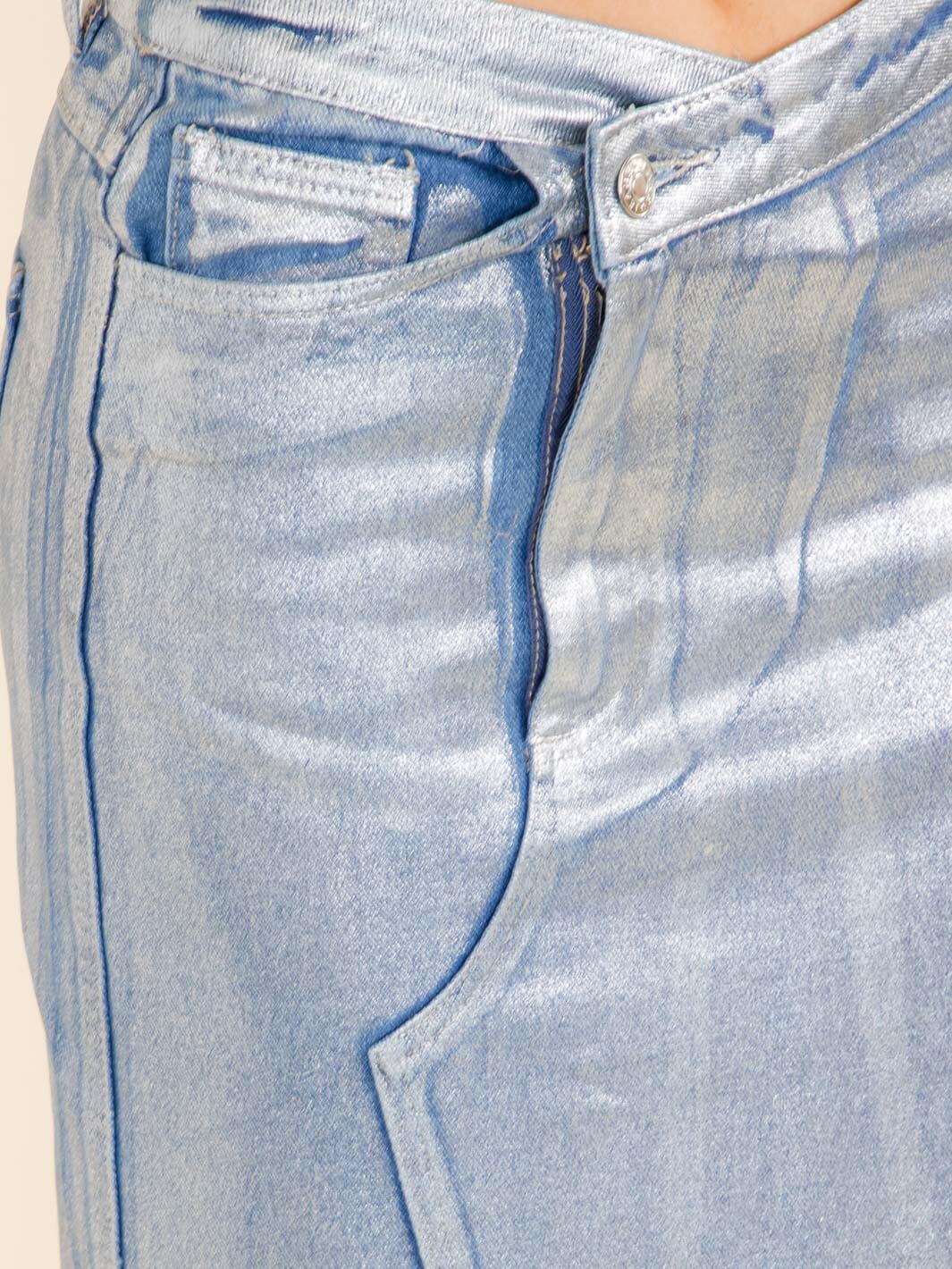 WOMEN'S BUTTON CLOSURE SURPLICE POCKETS SHIMMER DENIM MAXI SKIRT