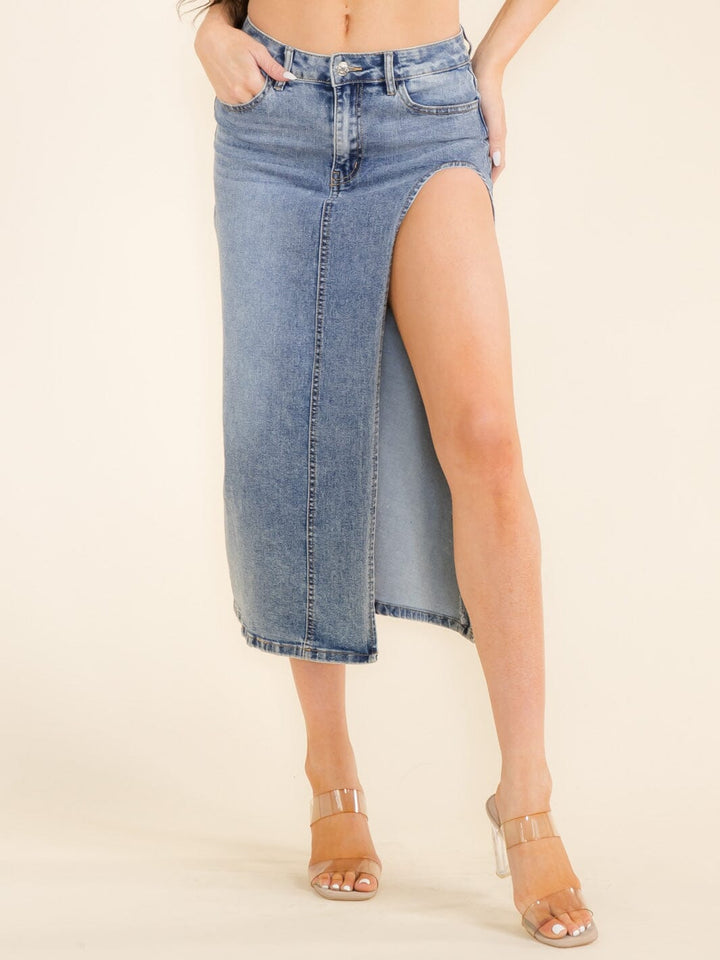 WOMEN'S BUTTON CLOSURE SIDE SLIT POCKETS DENIM MIDI SKIRT