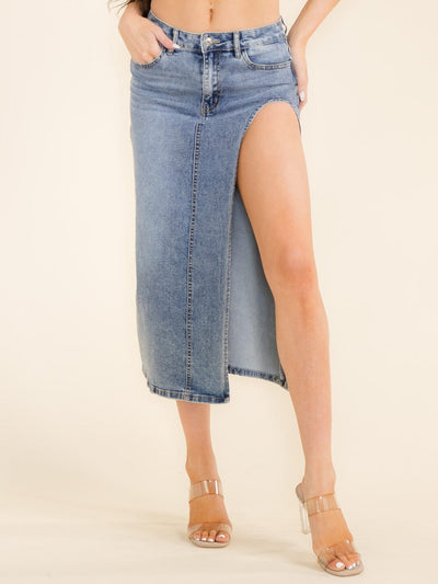 WOMEN'S BUTTON CLOSURE SIDE SLIT POCKETS DENIM MIDI SKIRT